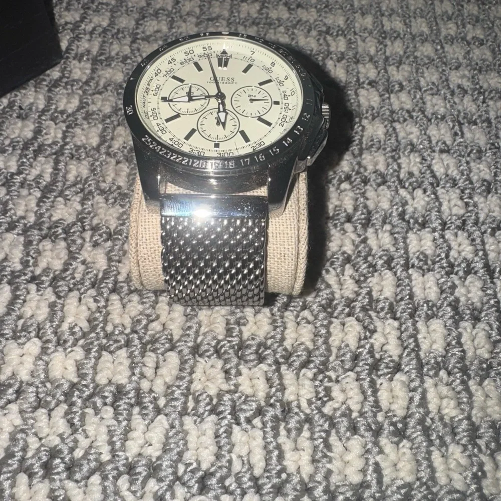 NWHT MEN GUESS WATCH
